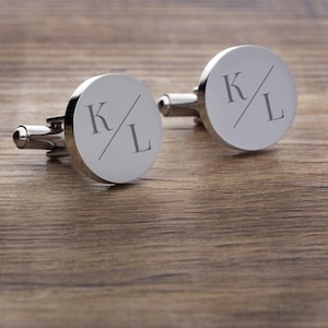 2 boutons de manchette ronds avec gravure des initiales motif 01 pour le mariage en or et argent