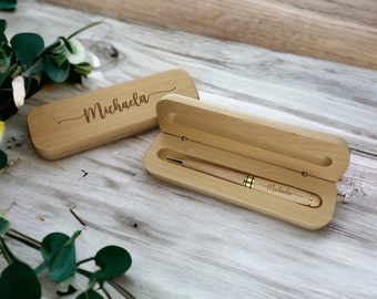 Puede incluir: Un juego de bolígrafo y caja de madera con el nombre "Michaela" grabado en ambos.