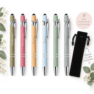 Könnte beinhalten: Sechs Kugelschreiber in mattem Oliv, Pink, Pfirsich, Hellblau, Salbeigrün und Grau mit silbernem Clip, Eingabestift-Spitze und eingraviertem Namen. Ein schwarzer Samtbeutel liegt bei, mit dem Text DAS PERFEKTE GESCHENK und Optional mit edlem Samtsäckchen.