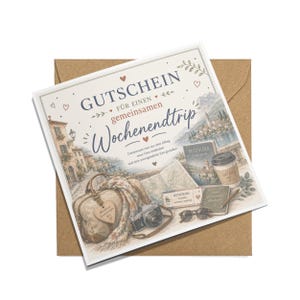 Könnte beinhalten: Eine quadratische Grußkarte mit einer Reise-Illustration, die eine braune Tasche, eine Kamera, eine Landkarte, eine Sonnenbrille und einen Kaffeebecher zeigt. Der Text lautet GUTSCHEIN FÜR EINEN gemeinsamen Wochenendtrip, ergänzt durch kleine rote Herzen.