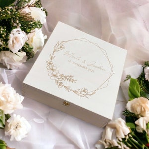 Memory box gift box personalized for the wedding | Wreath | Wooden box for wedding photos - a great wedding gift