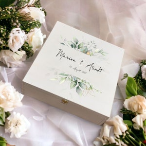 Erinnerungskiste Geschenkbox zur Hochzeit personalisiert mit Eukalyptus Border - Holzkiste für Hochzeitsfotos - ein tolles Hochzeitsgeschenk