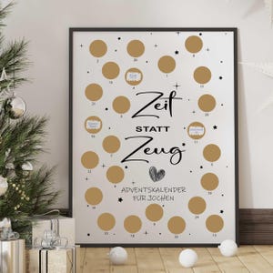 Może przedstawiać: Oprawiony kalendarz adwentowy z białym tłem, z 24 złotymi okręgami i czarnym tekstem. Tekst brzmi "Zeit Statt Zeug" i "Adventskalender für Jochen". Małe czarne gwiazdki są rozrzucone wokół kół.