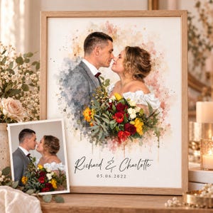 Könnte beinhalten: Ein gerahmtes Porträt im Aquarellstil eines Paares, das sich gegenübersteht, mit einem bunten Blumenstrauß in Rot, Gelb und Weiß. Der Druck enthält die Namen Richard & Charlotte und das Datum 05.06.2022 in schwarzer Schreib- und Serifenschrift.