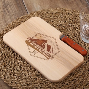 Wooden snack board with personalized engraving motif 01 - cutting board engraved with your desired name - gift idea for a birthday