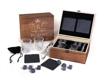 2 Whiskygläser mit Whisky-Kühlsteinen und Untersetzern in gravierter Holzkiste Motiv Royal - mit Wunschname - Geschenkidee
