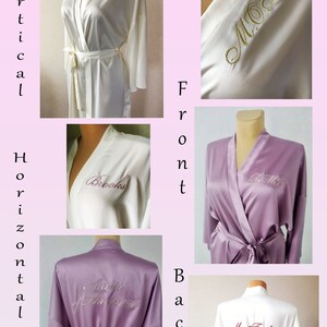 K&ouml;nnte beinhalten: Vier Satin-Roben mit verschiedenen Stickereien. Zwei wei&szlig;e Roben mit goldener Stickerei, eine mit "Mrs." und eine mit "MOH". Zwei lila Roben mit rosa Stickerei, eine mit "Brooks" und eine mit "Bride of the Bride".