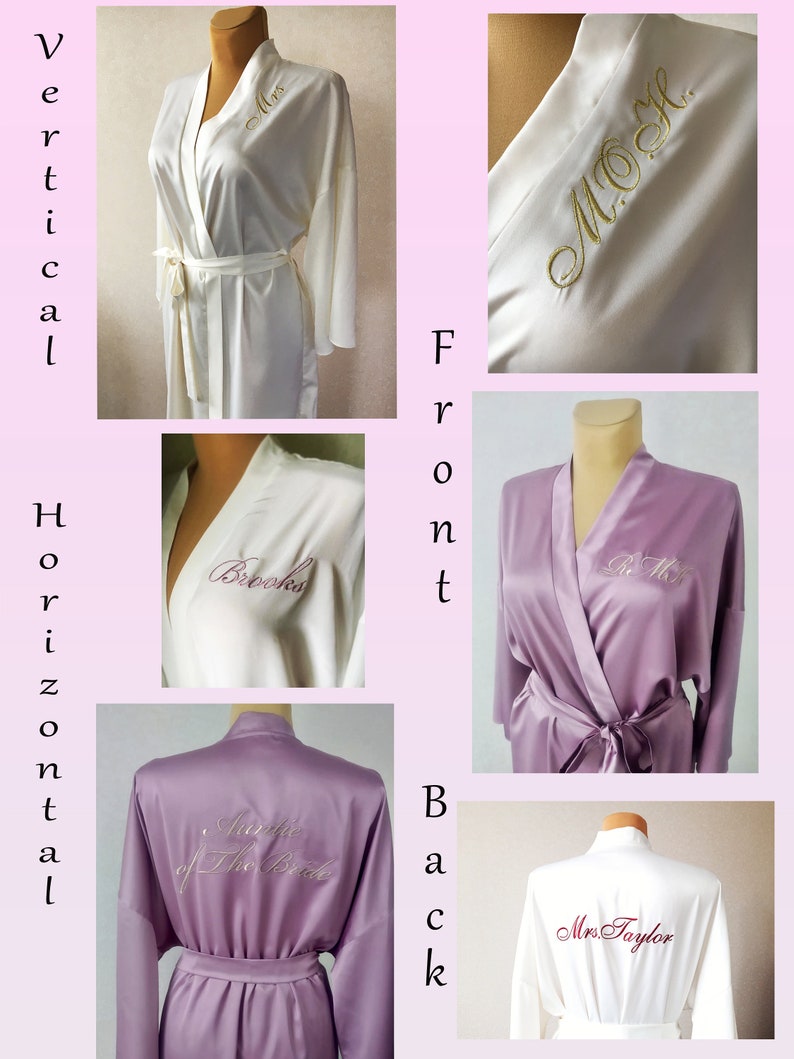 K&ouml;nnte beinhalten: Vier Satin-Roben mit verschiedenen Stickereien. Zwei wei&szlig;e Roben mit goldener Stickerei, eine mit "Mrs." und eine mit "MOH". Zwei lila Roben mit rosa Stickerei, eine mit "Brooks" und eine mit "Bride of the Bride".