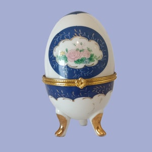 Caixa de bugigangas de ovo: porta-joias estilo Fabergé de cerâmica azul e rosa com inspiração vintage