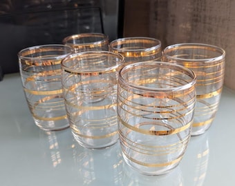Conjunto de 6 copos de dose com listras douradas. Formato de barril. Meados do século XX.