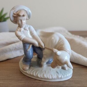 Figura de porcelana vintage: Niño con ternero – Escena pastoral clásica esmaltada