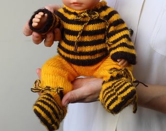 Ensemble de vêtements de bébé poupées tricotées costume pantalon et pull pour 12 "bébé vêtements de poupée tricotés à la main poupées de costume d'abeille / vendeur ukrainien