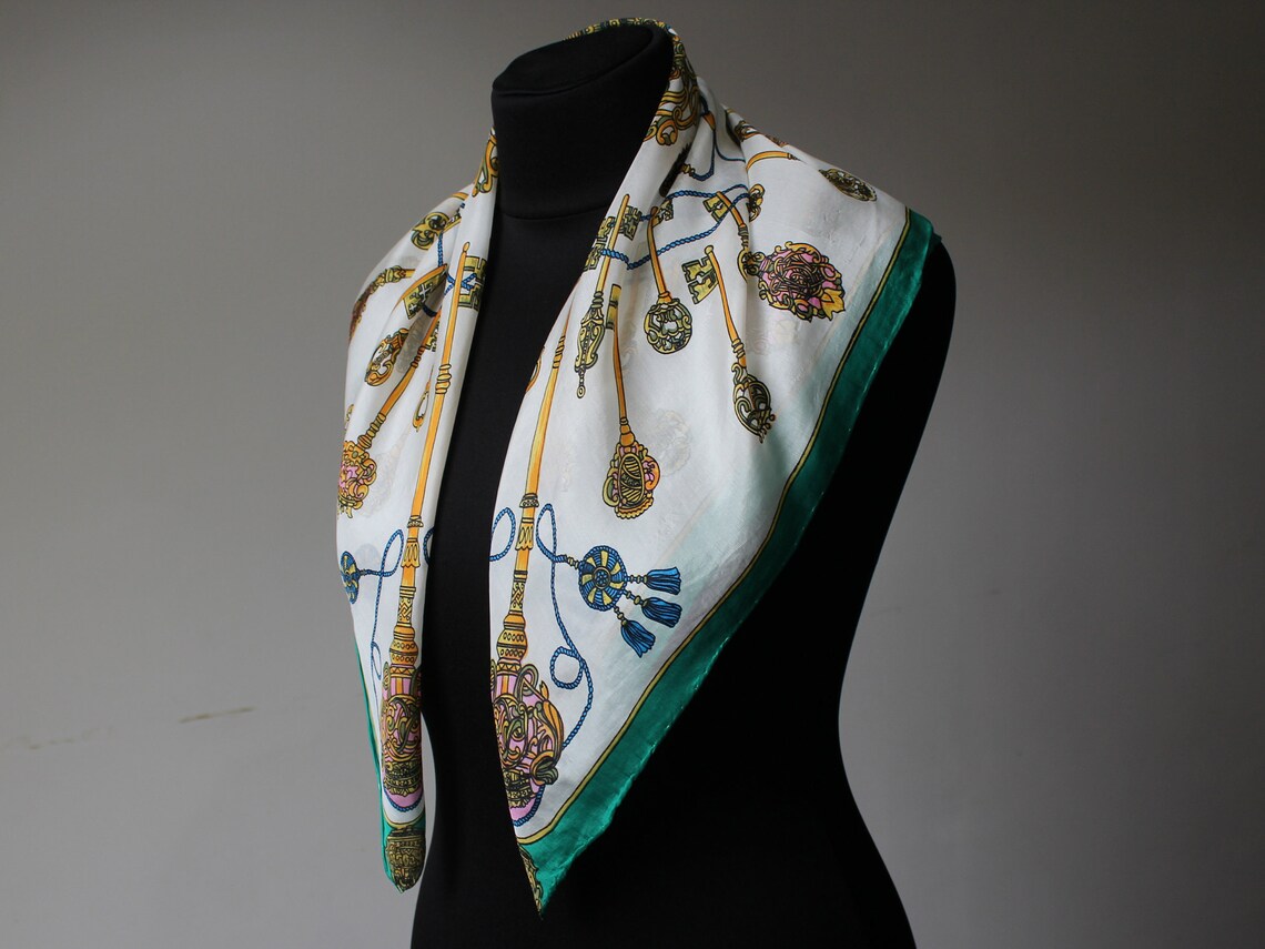 Vintage Silk Scarf: Royal Gold Key Print Neckerchief, foto 4 di 5