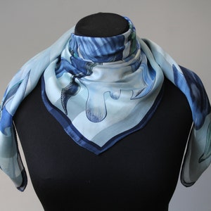 Vintage Seidenschal: Hellblaues Lilien Blumen Print Halstuch