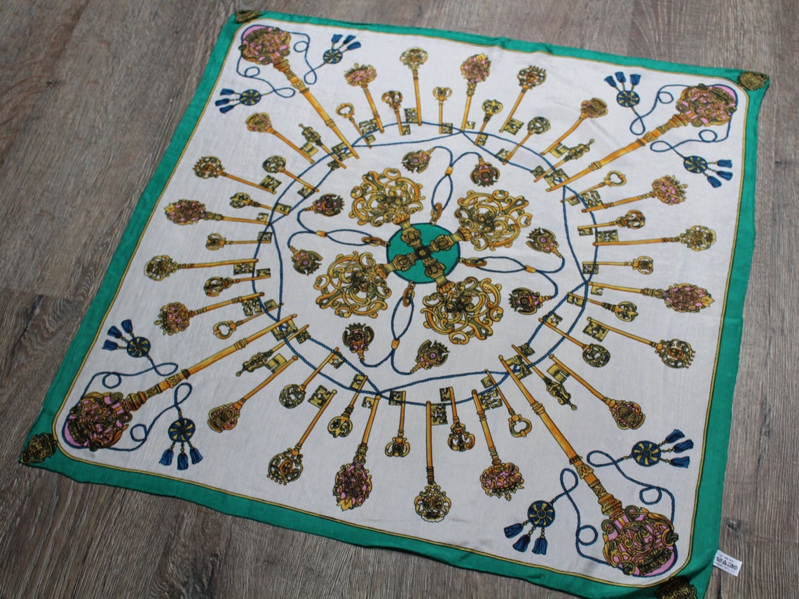Vintage Silk Scarf: Royal Gold Key Print Neckerchief, foto 1 di 5