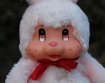 ヴィンテージピンクのモンチッチうさぎぬいぐるみ：8インチの赤ちゃん