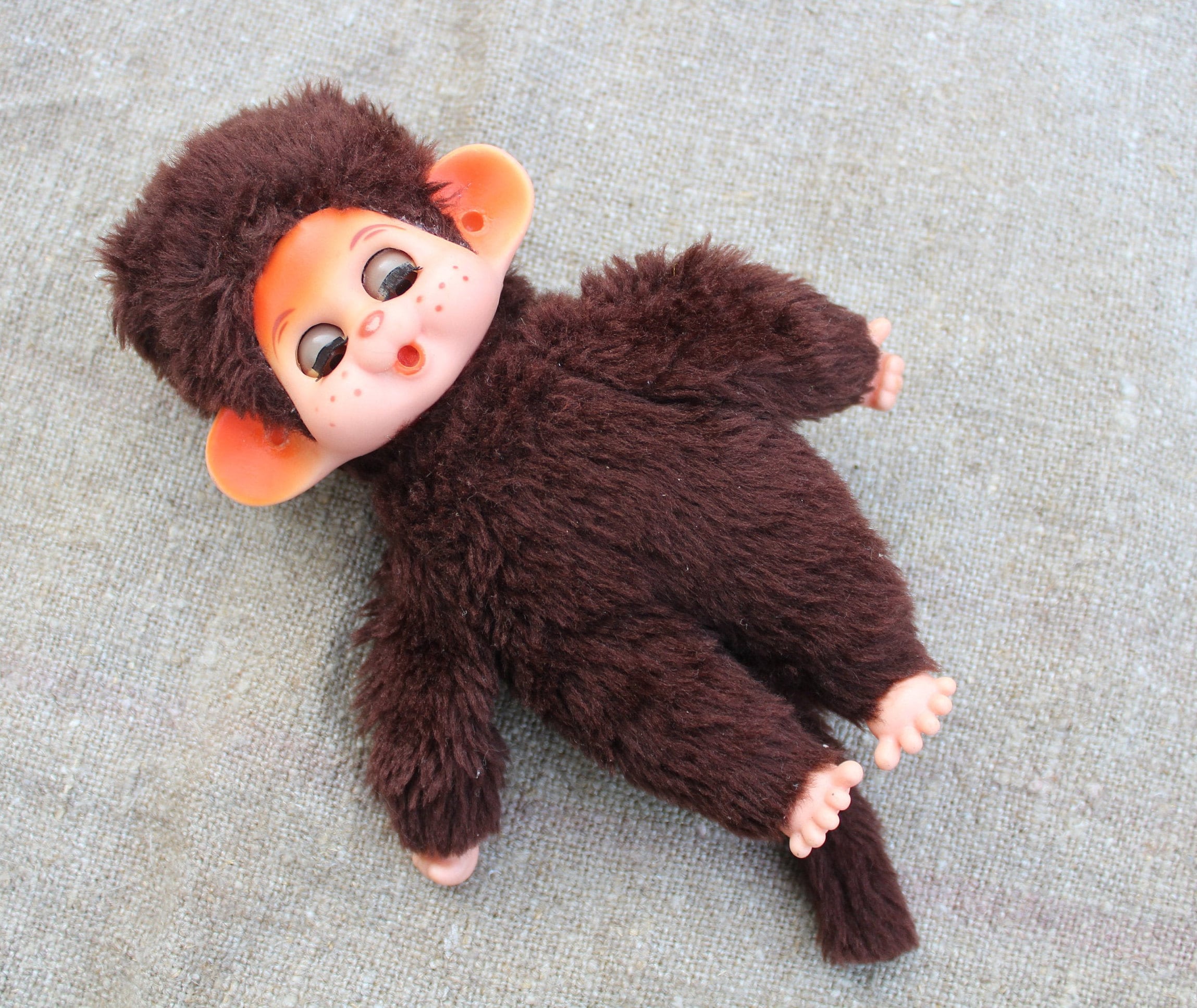 1974年製ヴィンテージの猿人形：日本のぬいぐるみ、眠そうな目 - Etsy 日本