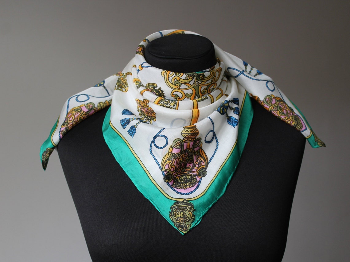 Vintage Silk Scarf: Royal Gold Key Print Neckerchief, foto 3 di 5