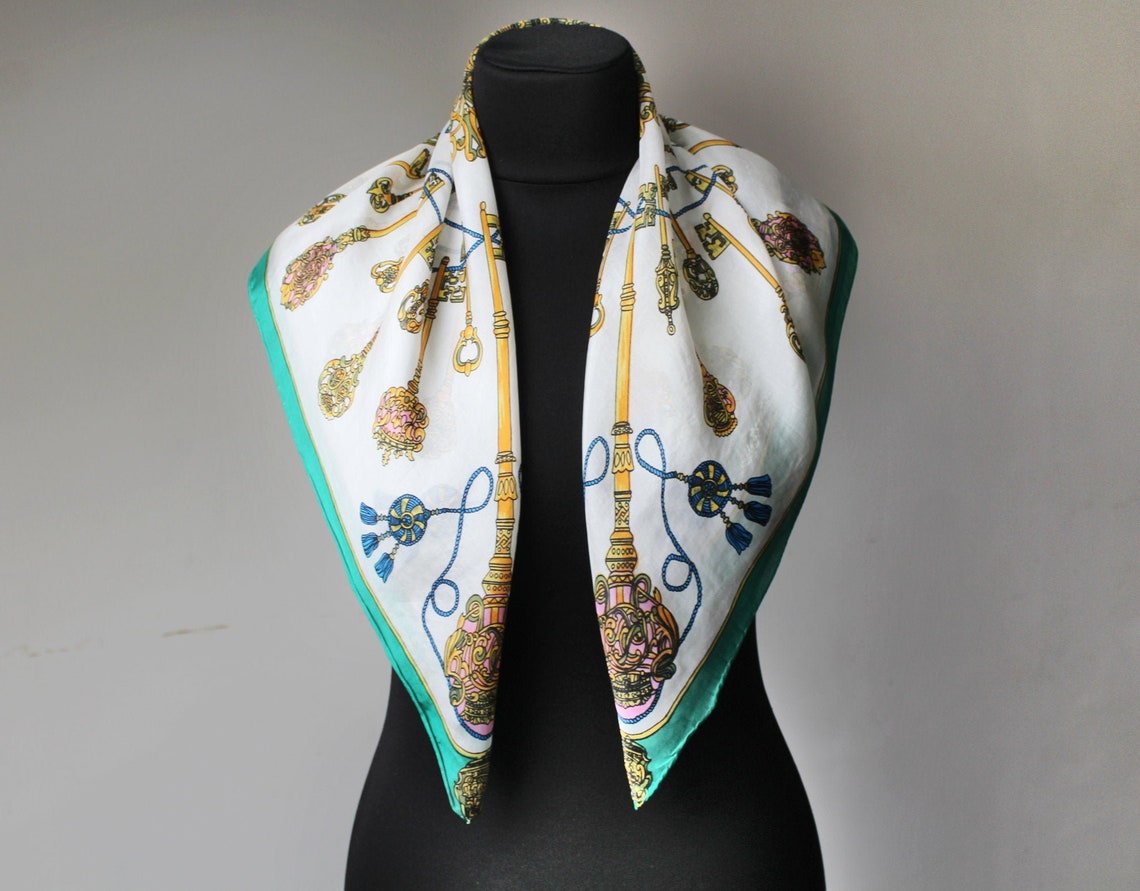 Vintage Silk Scarf: Royal Gold Key Print Neckerchief, foto 2 di 5