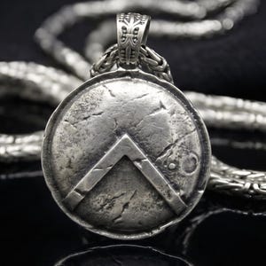 Pendentif Bouclier Spartiate, Collier Grec Antique en Argent Sterling 925, Médaillon Guerrier Lambda, Bijou Bouclier Éprouvé par les Batailles