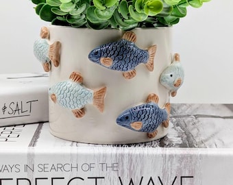 Maceta de cerámica con forma de pez nadador