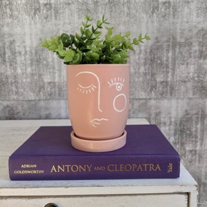Pink Wink Girl Plantadora con platillo, 13.5cm / Winking Girl Pot / Pot con platillo / ollas para plantas