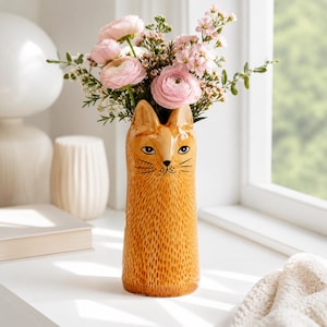 Ceramiczny wazon z brązowym kotem