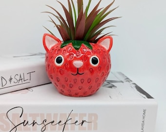 Keramische plantenbak met rode aardbeikat: grappig nieuwtje