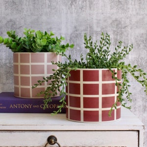 Sprawdź ceramiczną doniczkę - różową, winno-czerwoną | Doniczki w kratkę | Różowa doniczka | Winno-czerwona doniczka | Doniczki na rośliny | Nowoczesna doniczka | Ładna doniczka