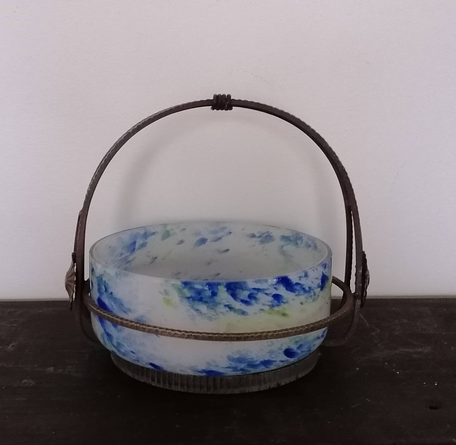 Coupe ou Corbeille en Verre Bleu et Blanc sur Monture Fer Forgé d'époque Art Déco Vers 1930