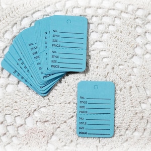 25 etiquetas de preço azuis pequenas, mercadorias de roupas, inventário de 2 partes, álbum de recortes perfurado, coisas efêmeras, diário, mídia mista, colagem, artesanato