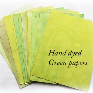 Paquete de 14 papeles teñidos a mano de color verde de 8,5 x 11 pulgadas. Ideal para páginas de libros, diarios, planificadores, collages, técnicas mixtas y manualidades.