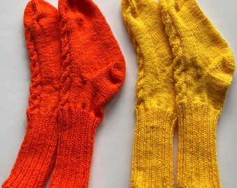 Selbstgestrickte orange und gelb Socken mit #Zopfmuster #neu