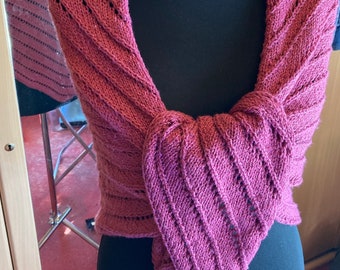 Large self-knitted shoulder scarf in antique pink #neu