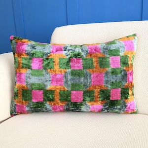 Funda de almohada Ikat de terciopelo rosa y verde: cojín de seda bohemio