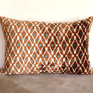 Housse de coussin ikat marron, coussin lombaire ikat, coussin ikat en velours, coussin ikat velours, taie d'oreiller marron, coussin turquoise, coussin ikat en soie image 1