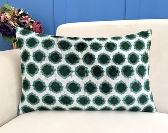 Almohada de terciopelo Ikat verde, funda de cojín Ikat verde, cojín Ikat lumbar, acento de terciopelo verde, cojín con patrón Ikat, almohada verde decorativa