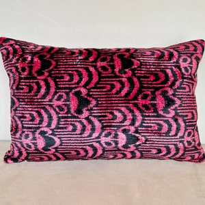 Funda de almohada de terciopelo Ikat negro y rosa: cojín de seda hecho a mano