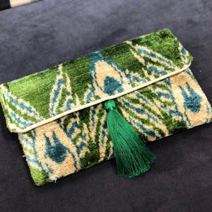 Zielona kopertówka z aksamitu Ikat: jedwabna torebka wieczorowa w stylu boho