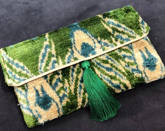 Pochette in velluto ikat verde: borsa da sera in seta boho