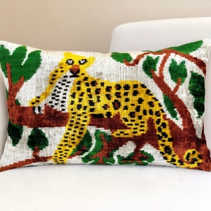 Oreiller en velours ikat jaune : coussin à imprimé animal tigre