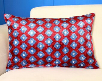 Oreiller en velours ikat bleu, oreillers ikat rouge, housse de coussin ikat en soie, oreiller bleu lombaire, oreiller bleu, oreiller ikat en velours, oreillers Boho