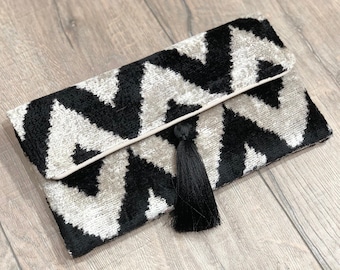 Bolso clutch blanco negro, bolso clutch de terciopelo, bolso clutch boho, bolso de noche, bolso de terciopelo ikat, bolso de boda, bolso cltcu hecho a mano, bolso ikat de seda