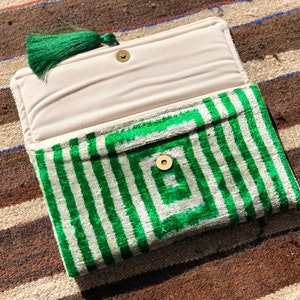 Groene Ikat clutch bag, Ikat Velvet handtas, Boho groene clutch, avondtasje, groene Ikat accessoire tas, stijlvolle groene handtas, bruiloft clutch afbeelding 2