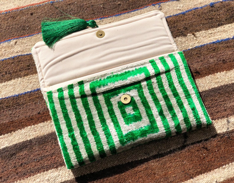 Groene Ikat clutch bag, Ikat Velvet handtas, Boho groene clutch, avondtasje, groene Ikat accessoire tas, stijlvolle groene handtas, bruiloft clutch afbeelding 2