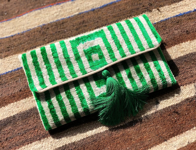 Groene Ikat clutch bag, Ikat Velvet handtas, Boho groene clutch, avondtasje, groene Ikat accessoire tas, stijlvolle groene handtas, bruiloft clutch afbeelding 1