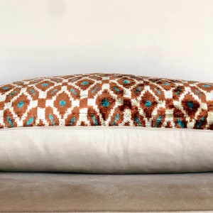 Housse de coussin ikat marron, coussin lombaire ikat, coussin ikat en velours, coussin ikat velours, taie d'oreiller marron, coussin turquoise, coussin ikat en soie image 7