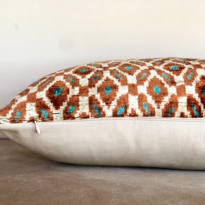 Housse de coussin ikat marron, coussin lombaire ikat, coussin ikat en velours, coussin ikat velours, taie d'oreiller marron, coussin turquoise, coussin ikat en soie image 6