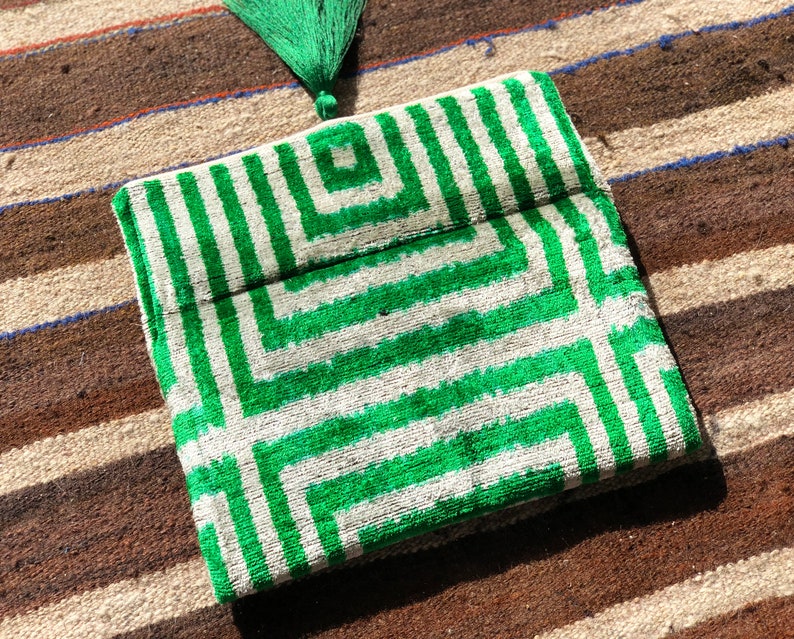 Groene Ikat clutch bag, Ikat Velvet handtas, Boho groene clutch, avondtasje, groene Ikat accessoire tas, stijlvolle groene handtas, bruiloft clutch afbeelding 4