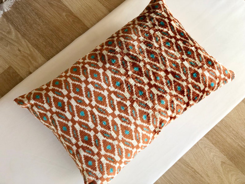 Housse de coussin ikat marron, coussin lombaire ikat, coussin ikat en velours, coussin ikat velours, taie d'oreiller marron, coussin turquoise, coussin ikat en soie image 3